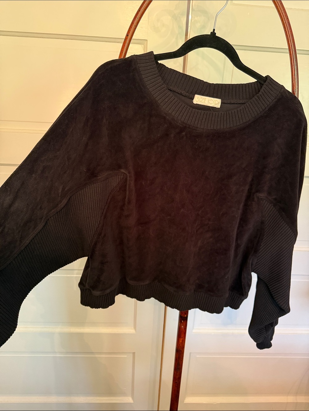 Suzie Kondi Velour Cropped Sweatshirt Boxy Pullover Ribbed Trim Black S